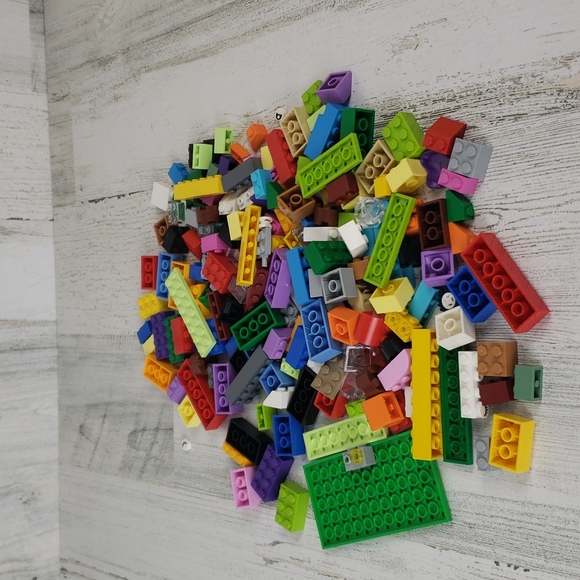 Lego carrying case with an assortment of Legos - Picture 4 of 10